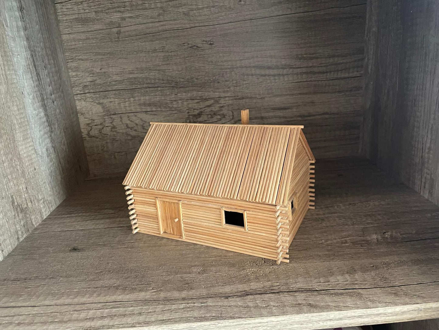 Cabana de lemn handmade din bete de frigaruie