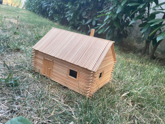 Cabana de lemn handmade din bete de frigaruie