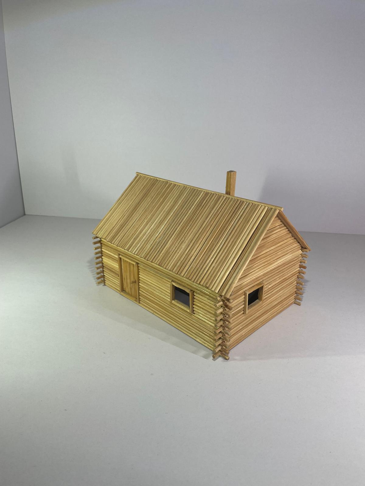 Cabană de lemn handmade din bețe de frigăruie