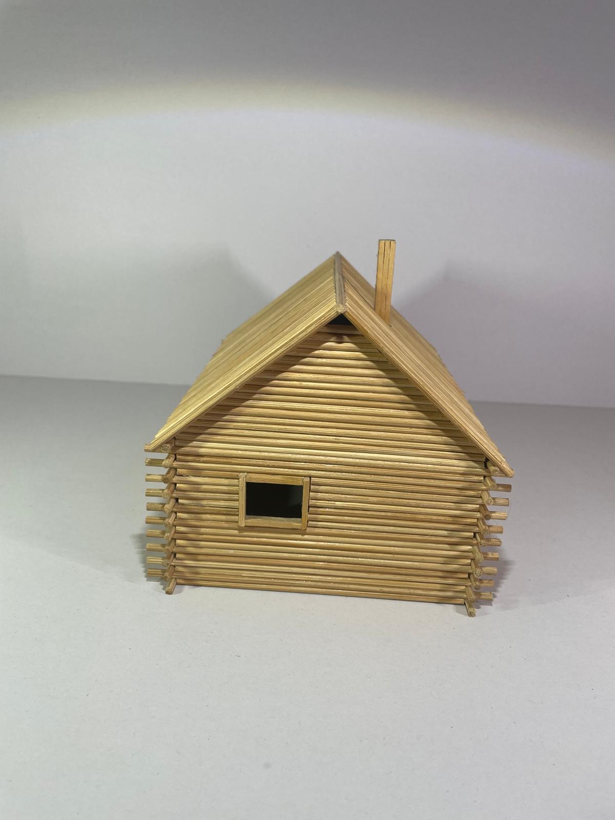 Cabană de lemn handmade din bețe de frigăruie