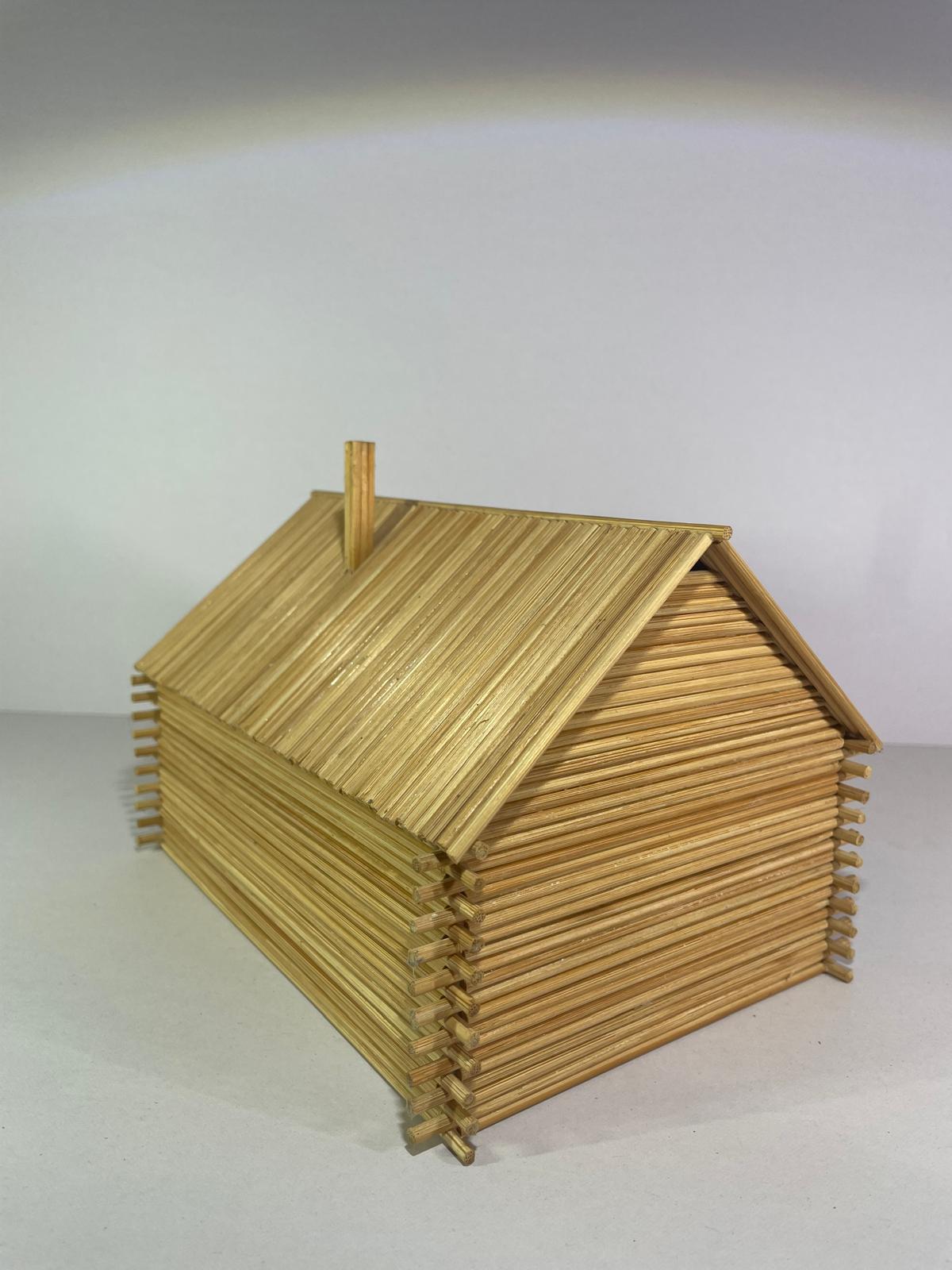 Cabană de lemn handmade din bețe de frigăruie